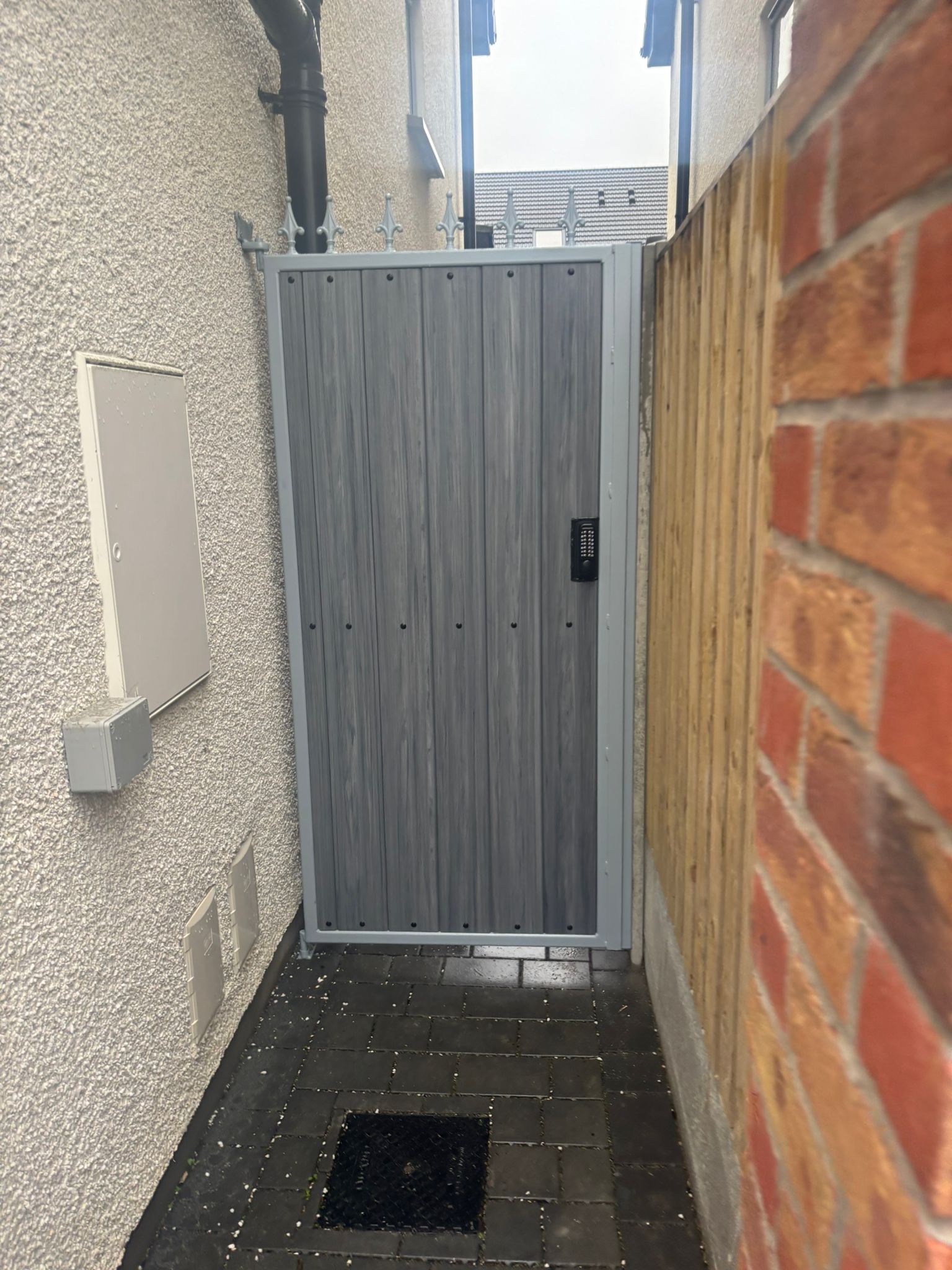 Composite Side Gates Auto 1